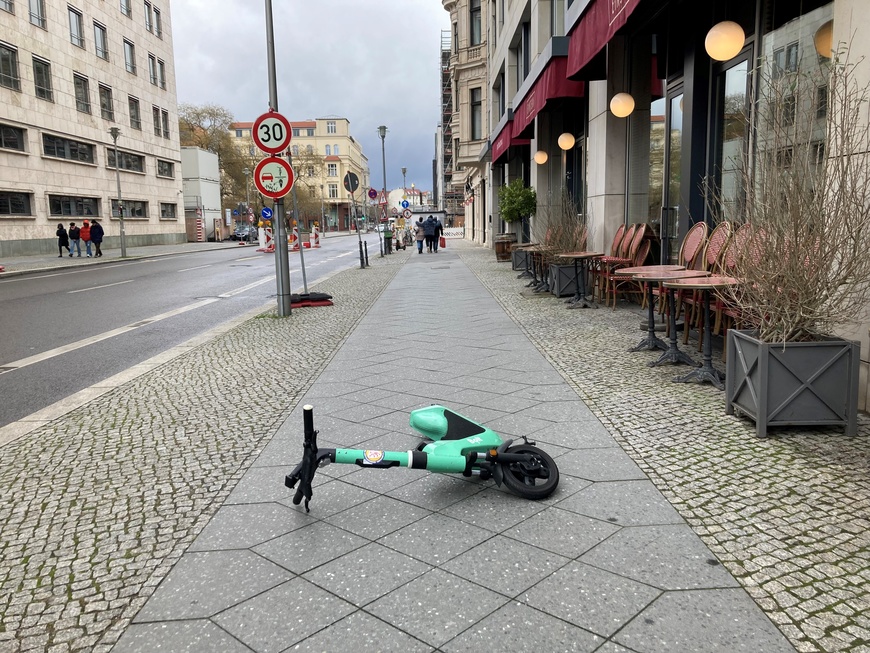 Abbildung 1: E-Scooter können beispielsweise für Menschen mit einer Sehbehinderung zu einer gefährlichen Barriere im Straßenverkehr werden. | © Seema Metha, DVR