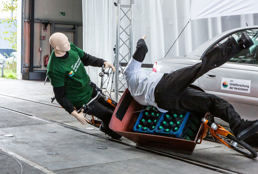 Abbildung 3: Simulation einer Kollision eines Lastenfahrrads mit einer zu Fuß gehenden Person | © UDV